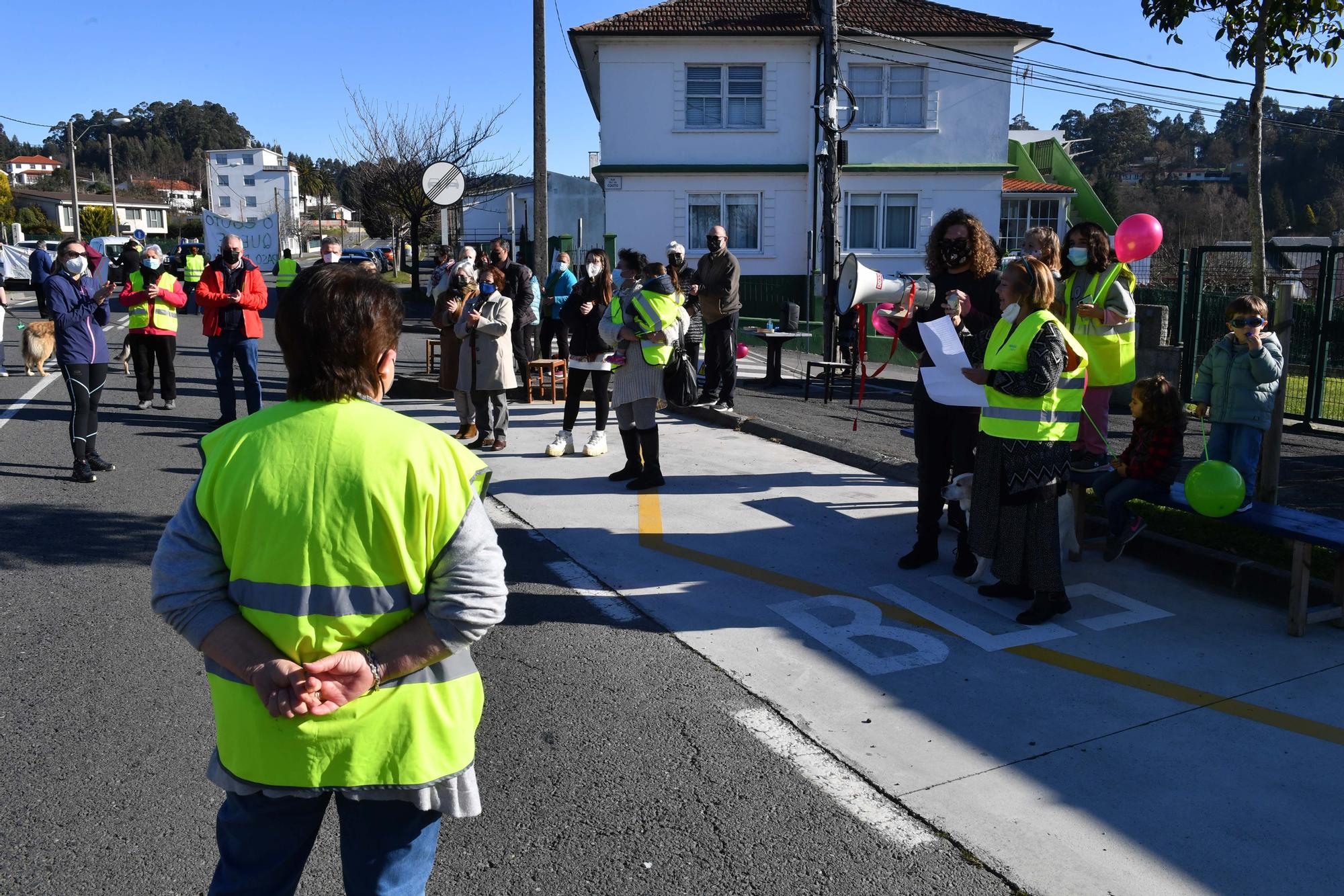 Los vecinos de O Couto cortan el tráfico para exigir a la Xunta un “paso de peatones seguro”