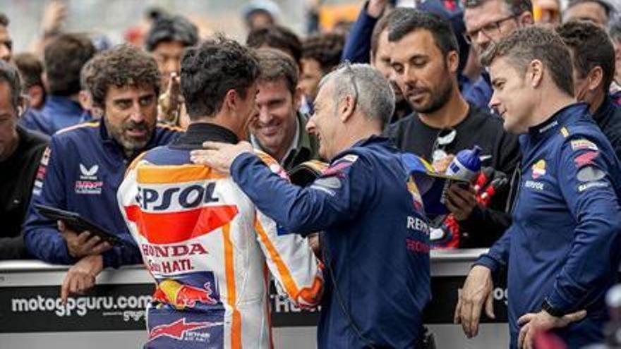 Marc Márquez es felicitado por todo su equipo tras lograr la segunda posición en la parrilla de Le Mans.