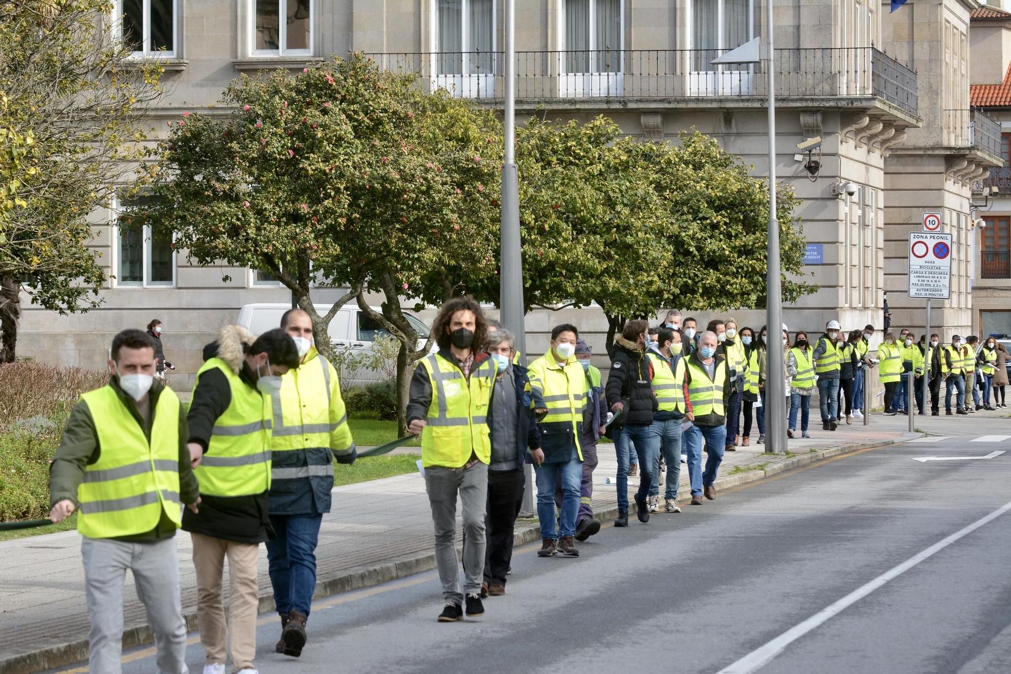 Manifestación con cadena humana de los trabajadores de ENCE