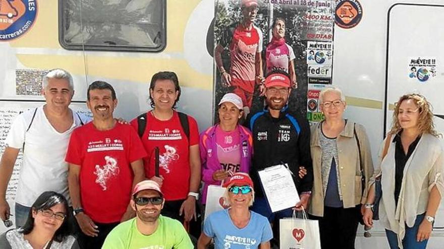 Minerva González i Marcos Bajo, davant del cartell, ahir a Manresa