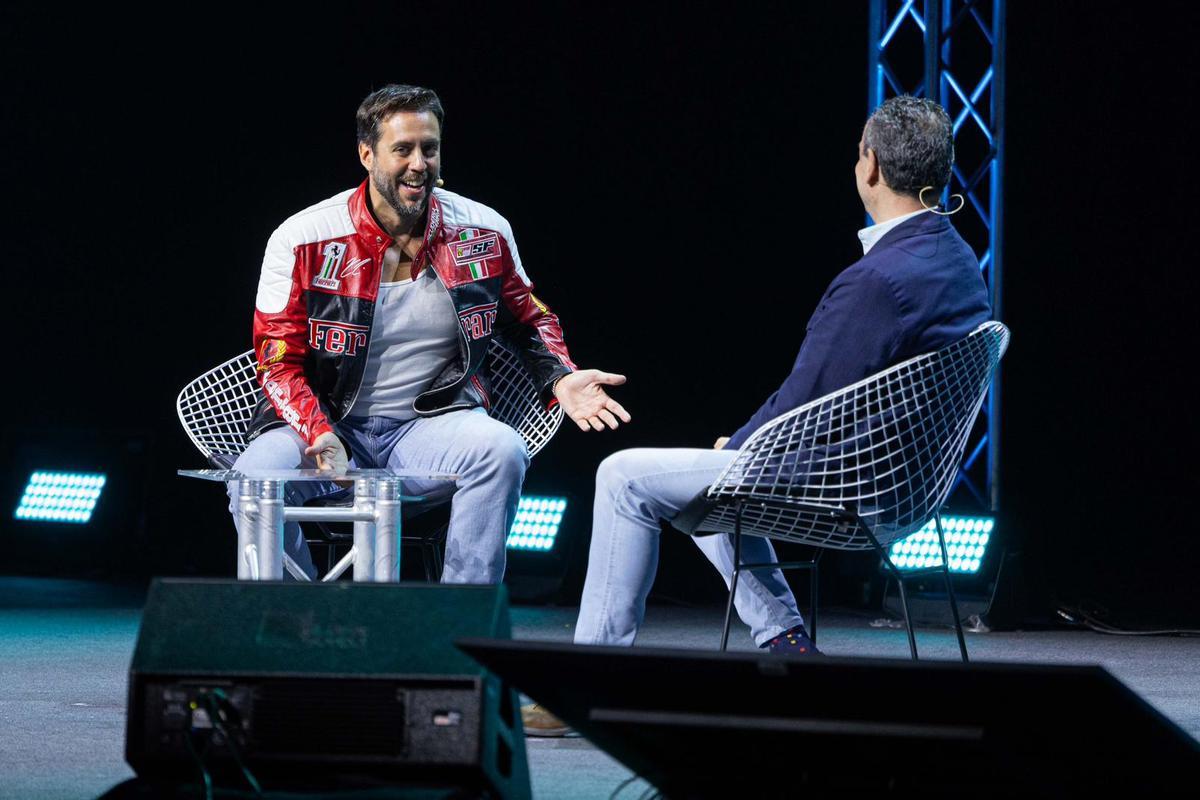 El creador de continguts Jordi Wild durant l’entrevista que li va fer aquest dijous el coronel Pedro Baños al congrés tecnològic The Wave de Saragossa.