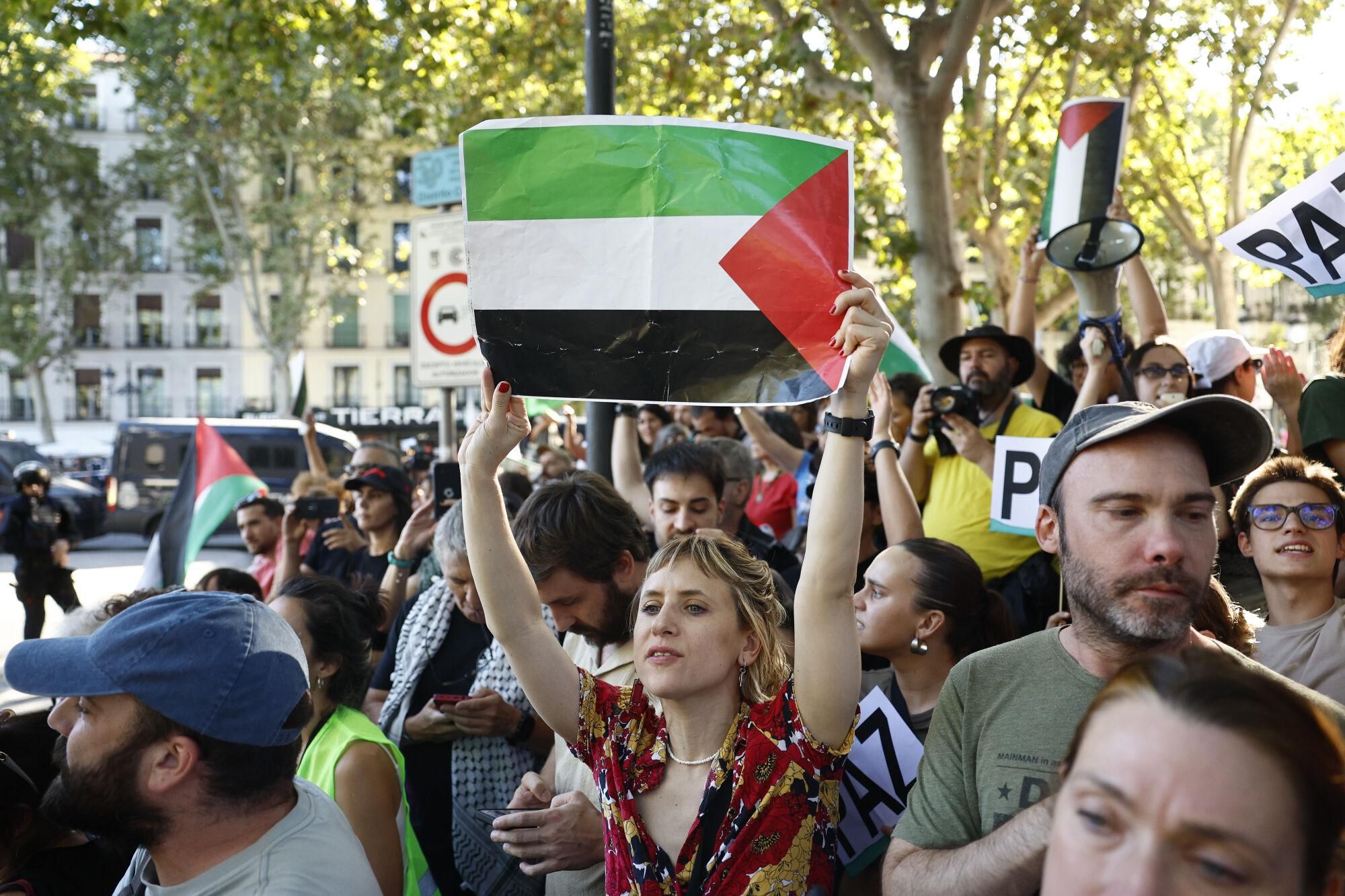 MADRID, 14/09/2025.- Cientos de personas protestan por la situación de Palestina en el Paseo del Prado, este domingo, durante la última etapa de la Vuelta a España que se disputa entre las localidades madrileñas de Alalpardo y Madrid, con un recorrido 103,6 Km.- EFE/Rodrigo Jiménez