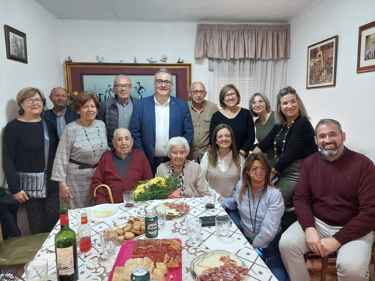 Manuela López y su marido, Demetrio Torrente, durante la visita del alcalde de Ibi y otros miembros de la corporación municipal, acompañados de familiares.