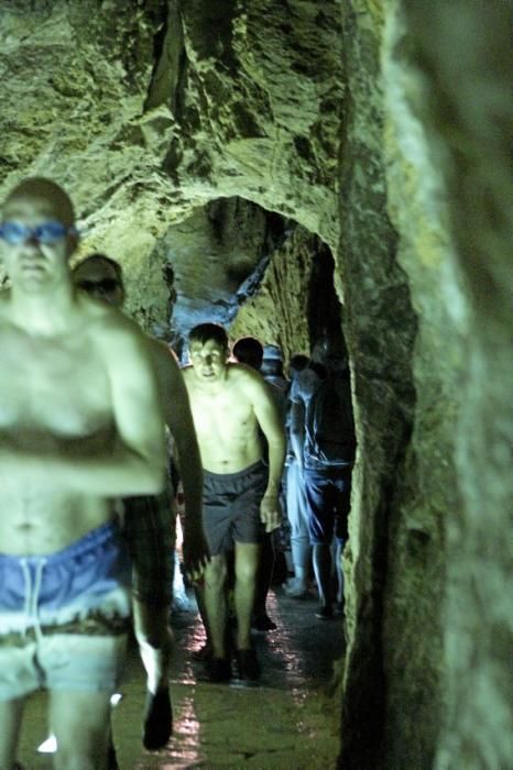 Im Torrent de Pareis, einer der größten Touristenattraktionen der Insel, stapeln sich die Besucher. Seit Wochen schafft keiner den Müll weg, auf der berühmten Serpentinenstraße staut sich der Verkehr, am Ufer haben Taschendiebe leichtes Spiel. Es ist ein Albtraum, sagen die Anwohner.