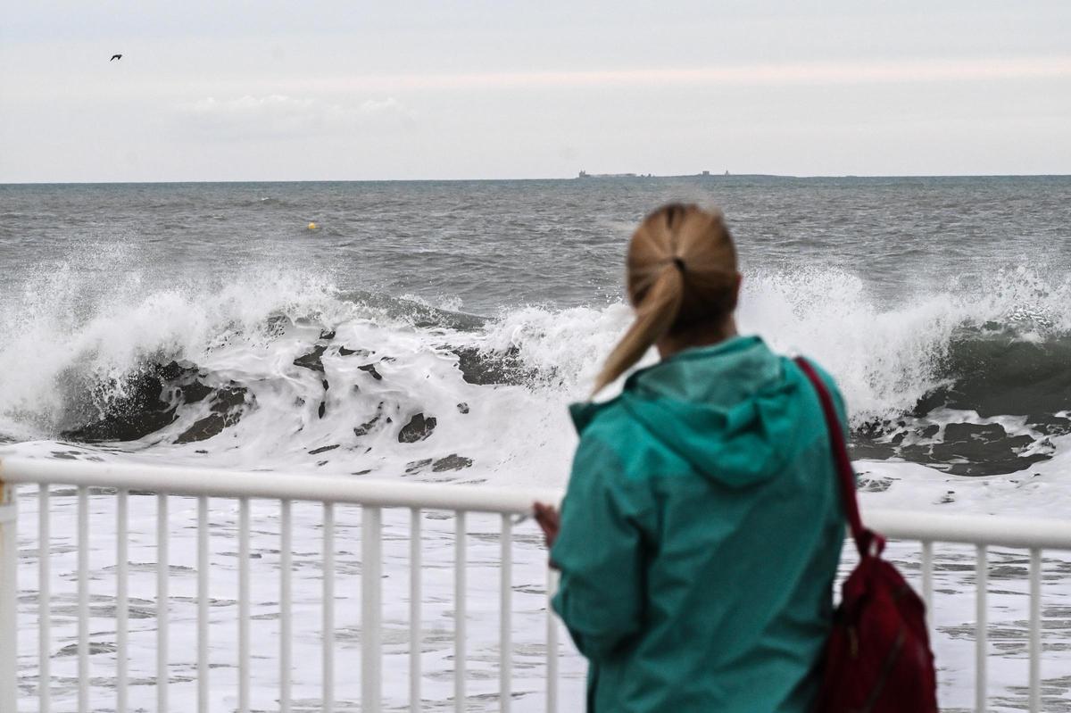 Un mar embravecido por el temporal Harry engulle playas en Elche y amenaza a las casas de primera línea de El PInet