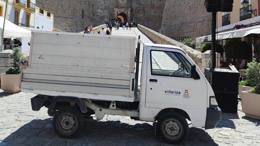 Camión de limpieza del Ayuntamiento de Ibiza