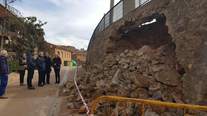 Se derrumba un muro que sostiene una plaza