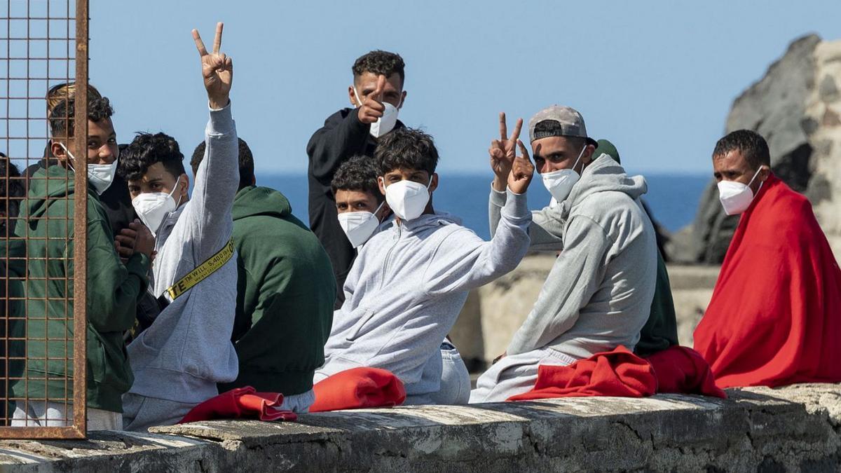 Cruz Roja atiende a los ocupantes de una patera rescatada con 37 personas, ayer en el puerto de Arrecife.