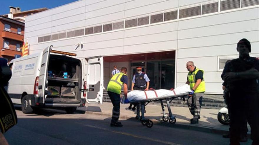 Abatido un hombre que entró en la comisaría de Cornellà al grito de "Alá es grande"