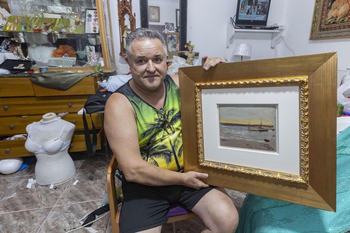 Andrés Hurtado con el Sorolla que encontró en una calle de Sevilla.