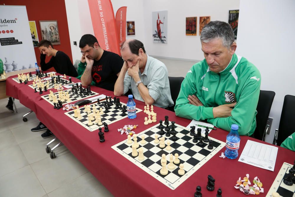 La ajedrecista húngara Ticia Gara se exhibe