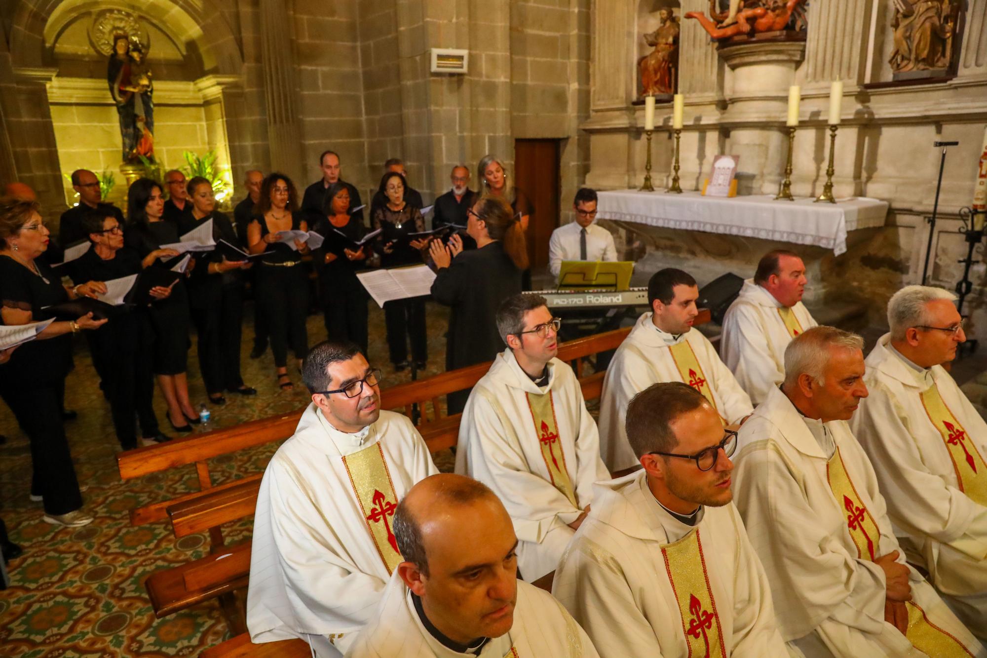 Oficia su primera misa con tan solo 24 años: así fue el multitudinario debut del sacerdote Ernesto Gómez Juanatey