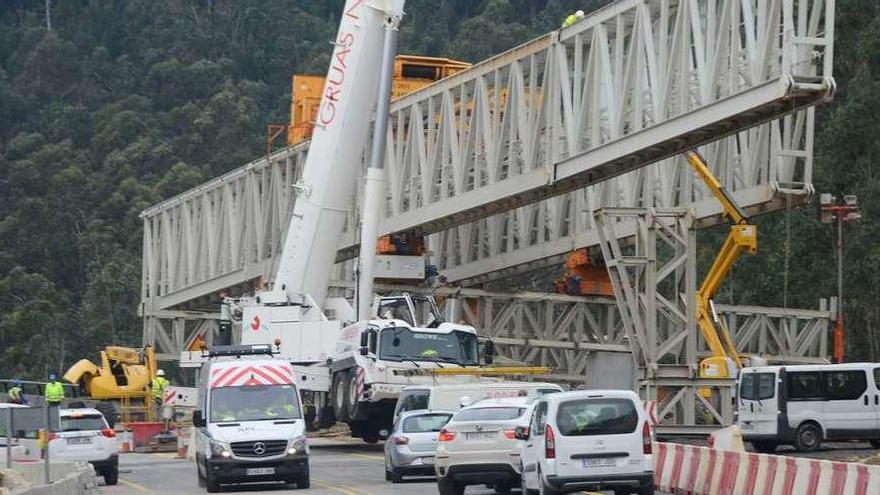 El montaje del lanzavigas para el nuevo viaducto de A Moura. // Gonzalo Núñez