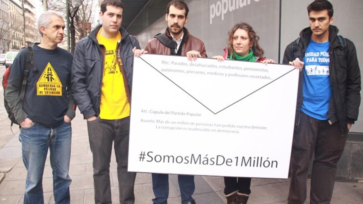 Pablo Gallego, junto con un médico, una profesora, un bombero y un estudiante entregando las firmas a la sede del PP