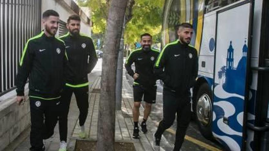 Miñano, Gaspar, Peña y Juanma Espinosa, ayer, antes de subirse al autobús.