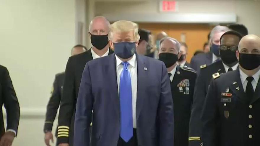 Donald Trump aparece por primera vez en público con mascarilla