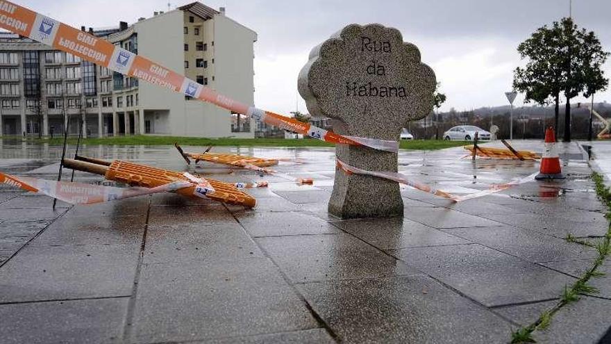 Una farola de la rúa Habana fue retirada por riesgo de desplome. // Bernabé/J.Lalín