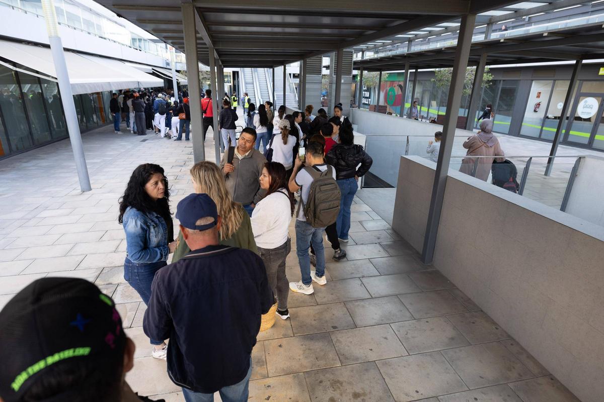 Imágenes de la fila para la regularización de migrantes en las oficinas del Cetis
