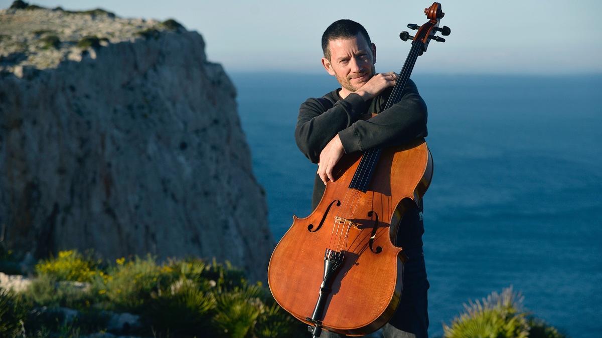 El violonchelista francés Matthieu Saglio, que hoy visita Cartagena.