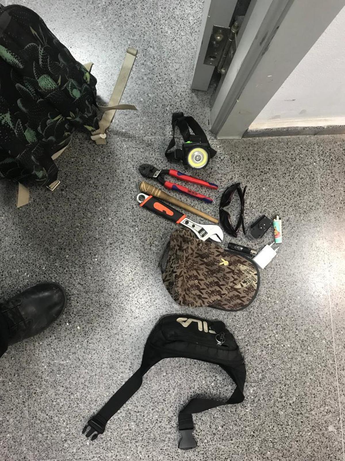 Las herramientas utilizadas por el presunto ladrón para cometer sus robos en Santa Pola