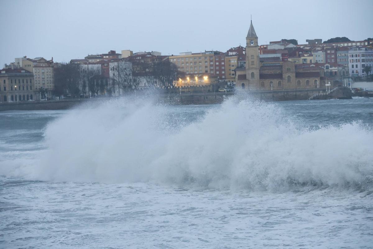 Así se vivió en Gijón el temporal, con olas de seis metros