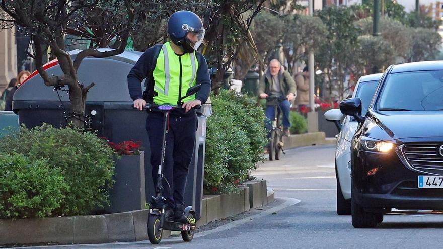 Un usuario con bicicleta eléctrica circula junto a los coches por Urzáiz.