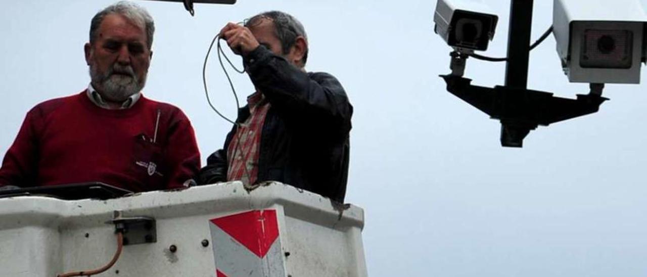 Operarios realizan tareas de instalación de un foto-rojo en la avenida Agustín Romero. // Iñaki Abella