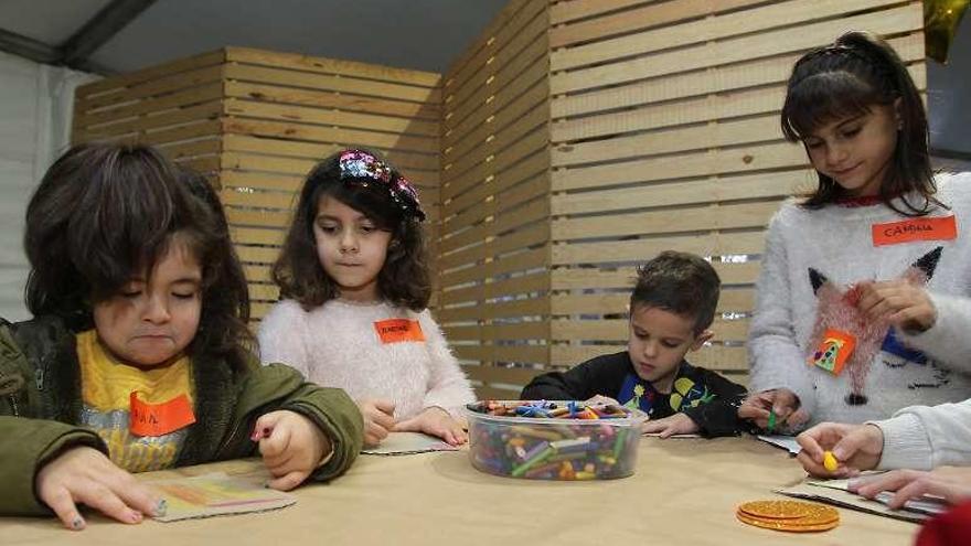 Varios niños, ayer en la carpa de A Seca. // R. V.