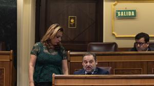 La diputada de Coalición Canaria Cristina Valido y el diputado del Grupo Mixto y exministro de Transportes José Luis Ábalos durante una sesión plenaria, en el Congreso de los Diputados, a 14 de marzo de 2024, en Madrid (España). El Pleno ha debatido el dictamen del Proyecto de Ley por el que se regulan las enseñanzas artísticas superiores y se establece la organización y equivalencias de las enseñanzas artísticas profesionales. Este proyecto de ley tiene por objeto la regulación de estas enseñanzas, de sus centros, de su profesorado, así como el establecimiento de los derechos y deberes de los estudiantes. Tras este pleno, el Congreso aprobará la Ley de Amnistía para su remisión al Senado. 14 MARZO 2024