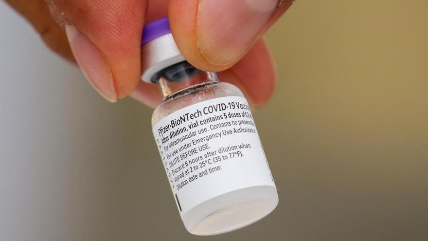 Pfizer asegura que su vacuna es efectiva con la cepa británica del coronavirus