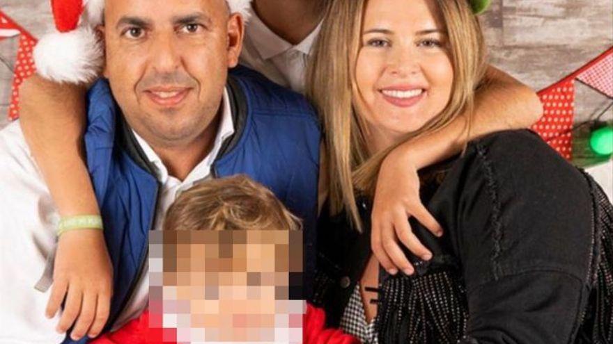 Ulises y su mujer Gloria, junto al niño que tienen en acogida temporal