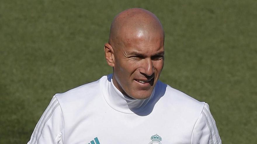 Zidane renueva por tres temporadas con el Madrid