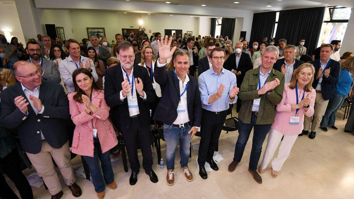 Miguel Tellado, Pepa Pardo, Mariano Rajoy, Rafa Domínguez, Alberto Núñez Feijóo, Alfonso Rueda y Ana Pastor, ante los militantes del PP de Pontevedra.