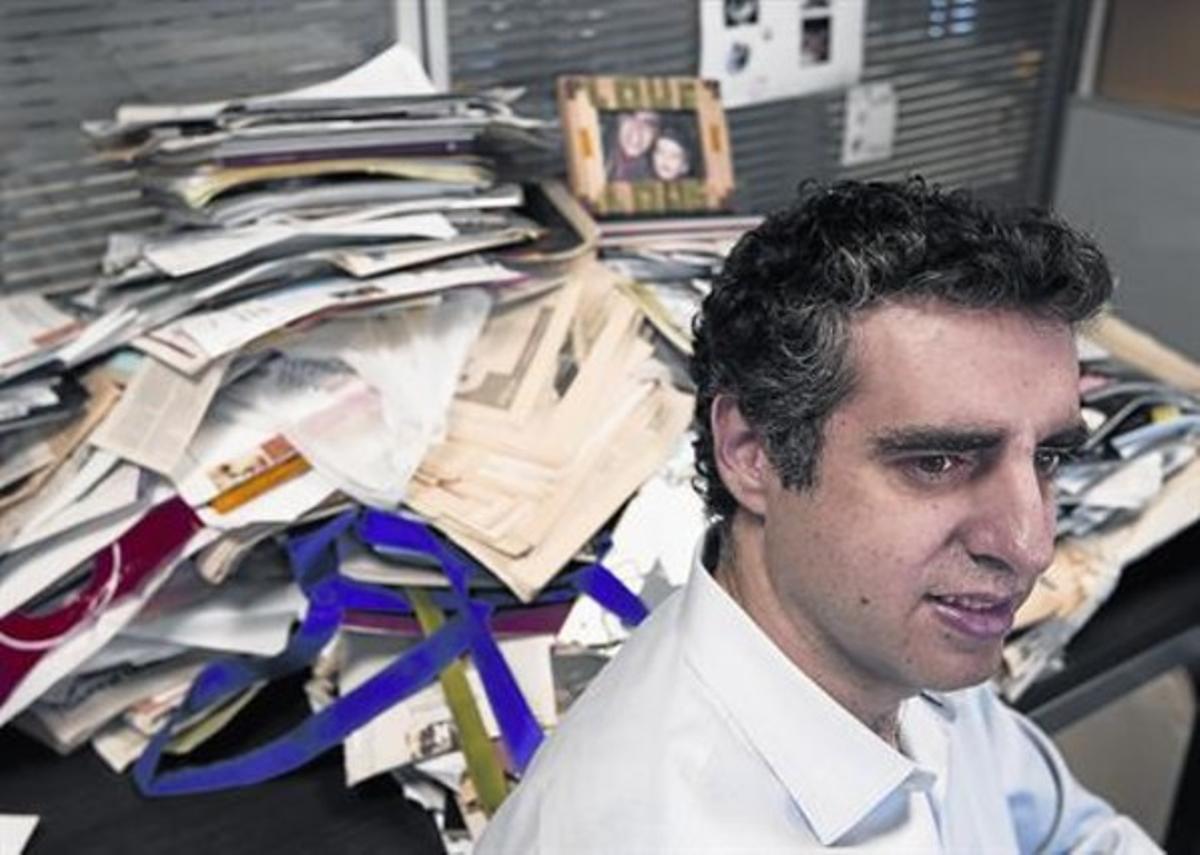 Manel Esteller, al seu lloc de treball a l’institut d’investigació biomèdica de l’Hospital de Bellvitge. Sosté que s’ha de desconfiar de qualsevol científic que tingui el despatx ordenat. Manel Esteller, al seu lloc de treball a l’institut d’investigació biomèdica de l’Hospital de Bellvitge. Sosté que s’ha de desconfiar de qualsevol científic que tingui el despatx ordenat.