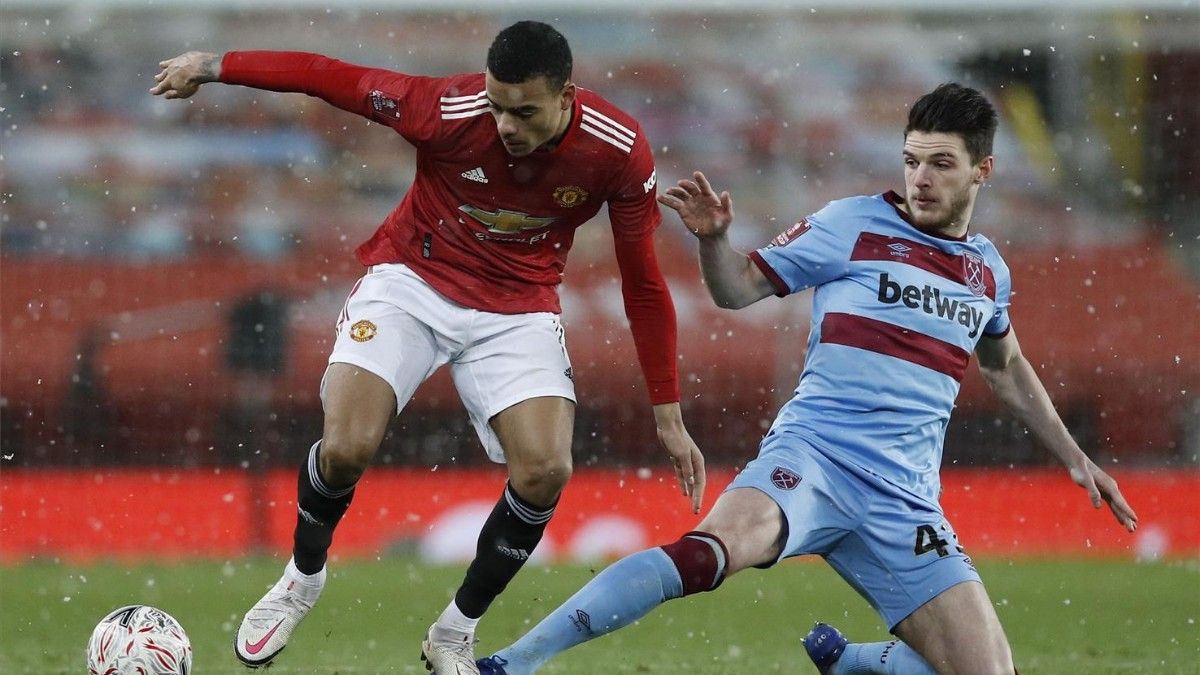 Greenwood y Rice durante un Manchester United-West Ham en Old Trafford