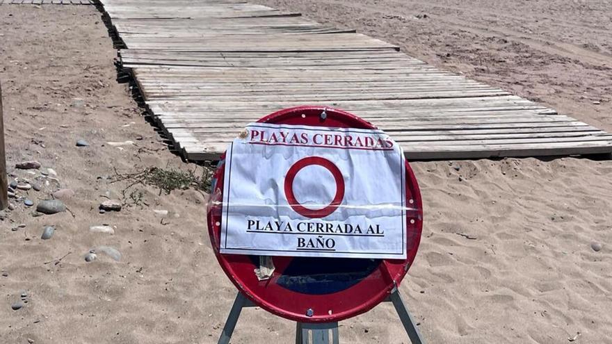 Socorristas parados y terrazas vacías en las playas cerradas por el vertido en el Puig y la Pobla