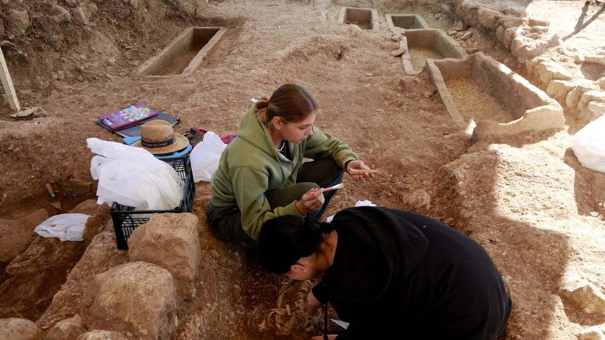 Dues estudiants de la UAB excaven les restes d&#039;un esquelet al jaciment de Santa Coloma d&#039;Àger