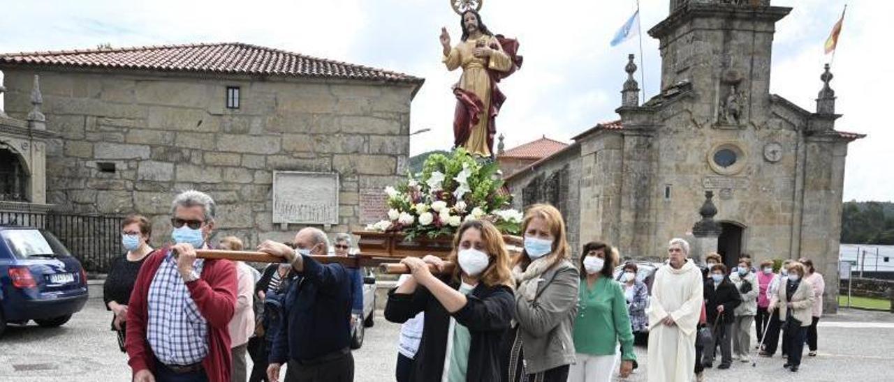 Procesión del Sagrado Corazón celebrada ayer en San Martiño de Vilaboa.   | // RAFA VÁZQUEZ