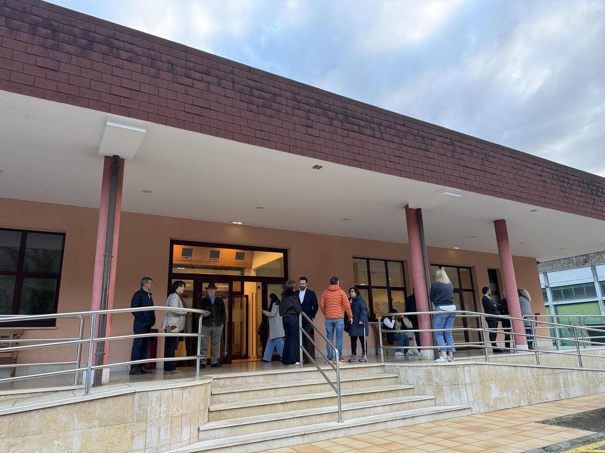 Álvaro Queipo, en el centro de la imagen, junto a familiares, amigos y conocidos, este sábado, a las puertas del tanatorio de Cangas de Onís.