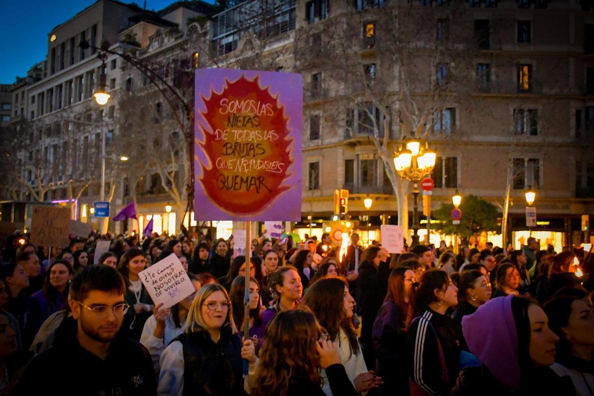Miles de mujeres se manifiestan en Barcelona por el 8M | FOTOS