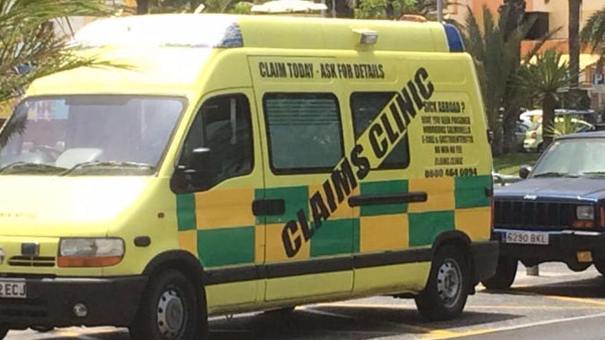 Una furgoneta con apariencia de ambulancia, aparcada en el sur tinerfeño.