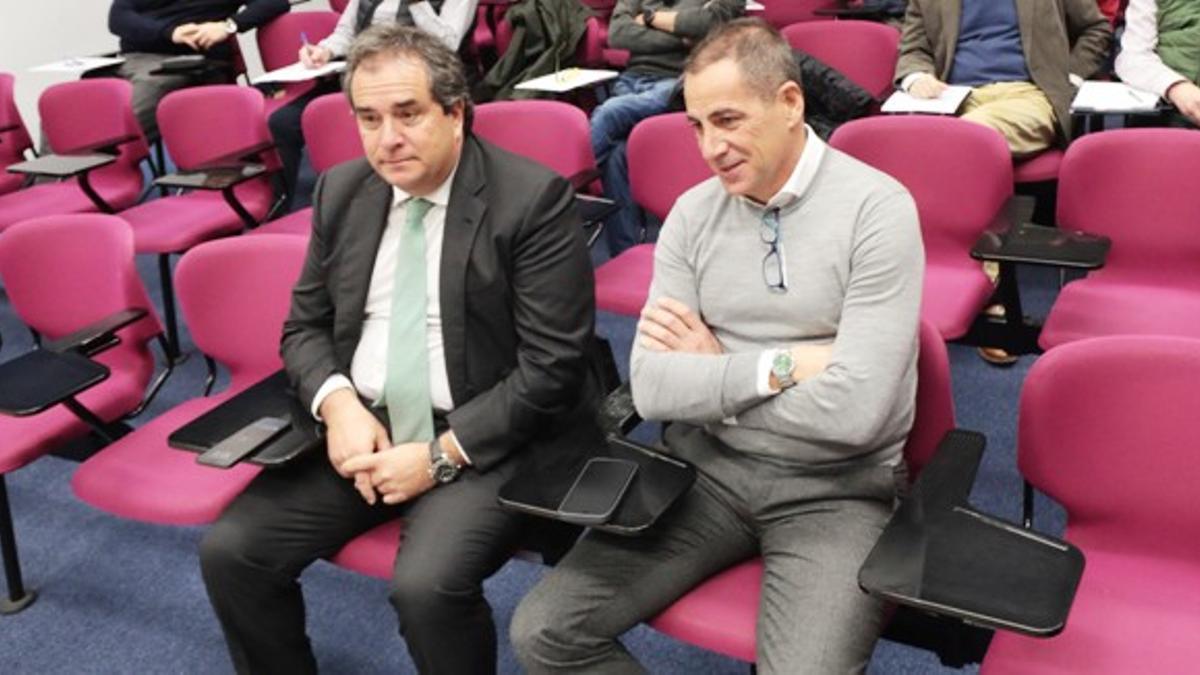 Los consejeros Juan Forcén y Mariano Aguilar, dos de las piezas claves de la SAD, durante una junta general de accionistas del Real Zaragoza.