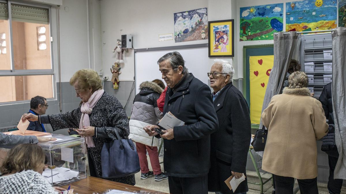 VARIAS PERSONAS EN UN COLEGIO ELECTORAL