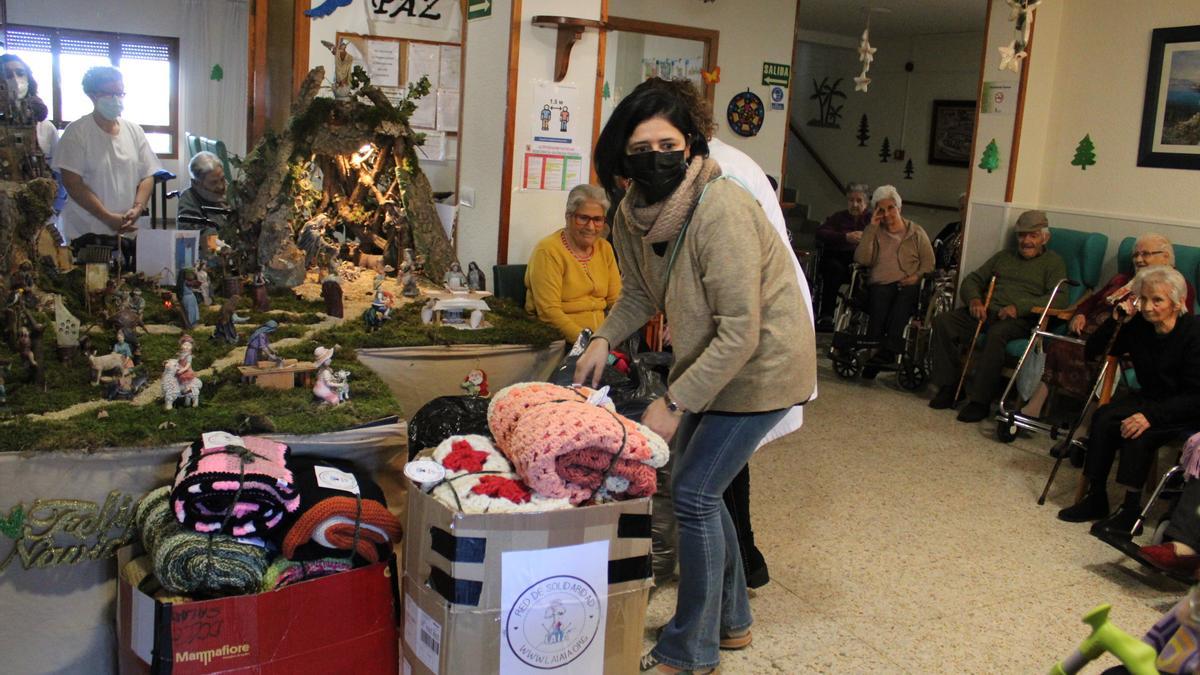 Entrega de las mantas y prendas tejidas por los voluntarios a los ancianos de la residencia de Villardeciervos
