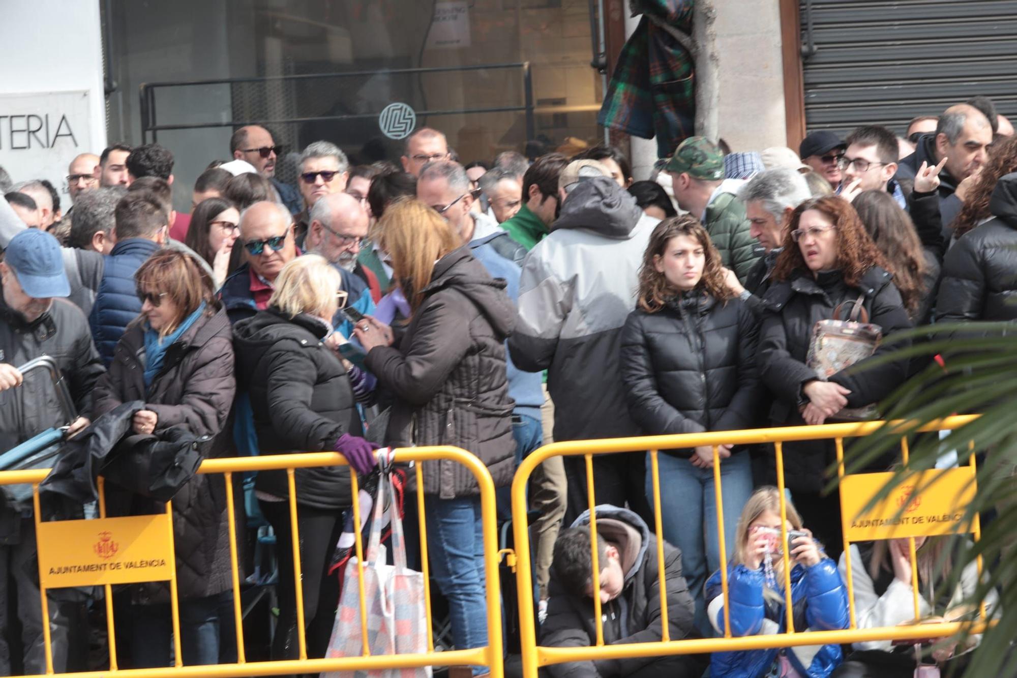 Así ha sido la primera mascletà de las Fallas 2025 en la plaza del Ayuntamiento de València