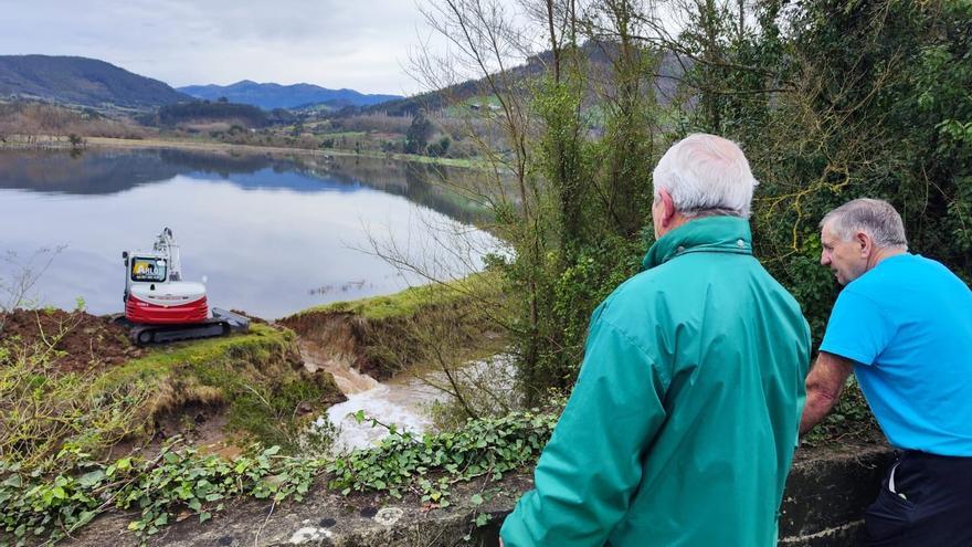 Inician los trabajos para evacuar el agua de los porreos inundados de Villaviciosa