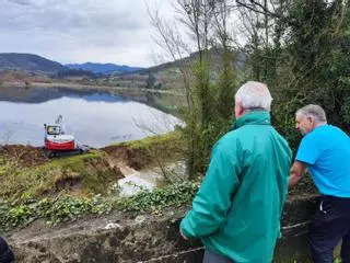 Inician los trabajos para evacuar el agua de los porreos inundados de Villaviciosa