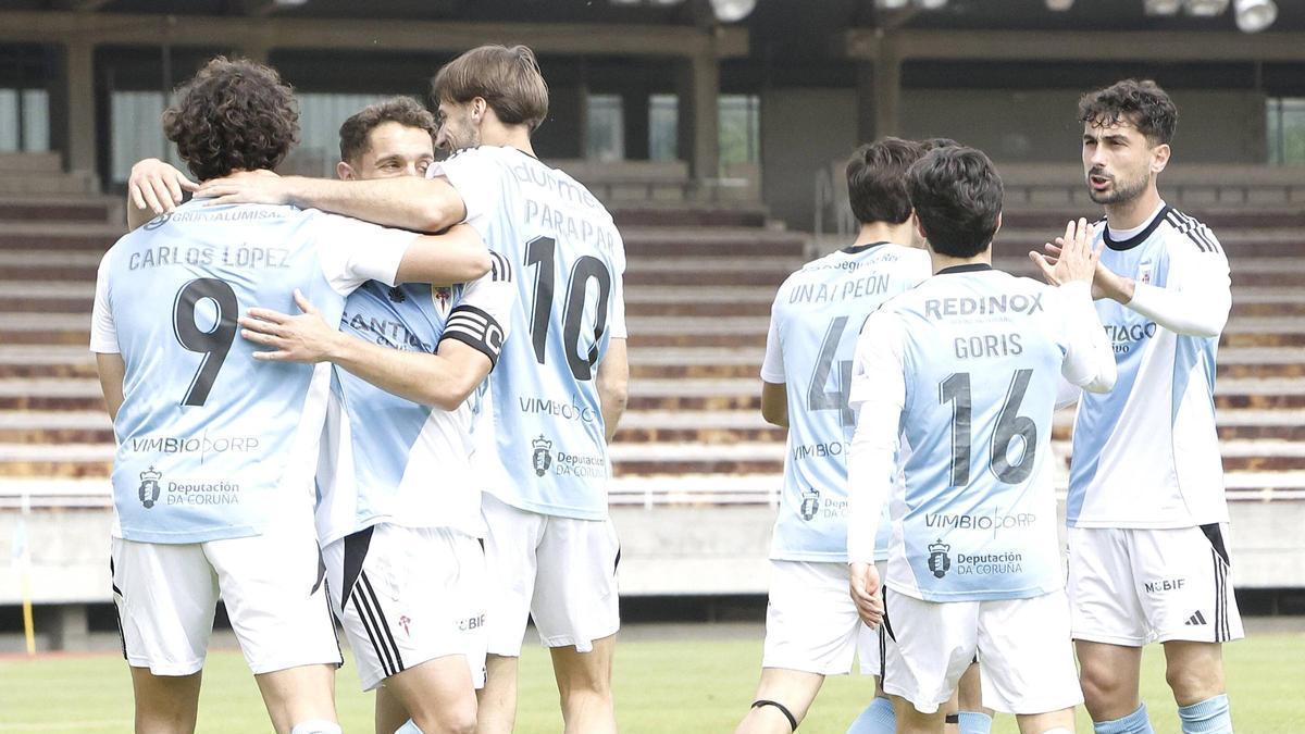 Los jugadores del Compostela celebran un tanto del partido ante el Estradense en San Lázaro.