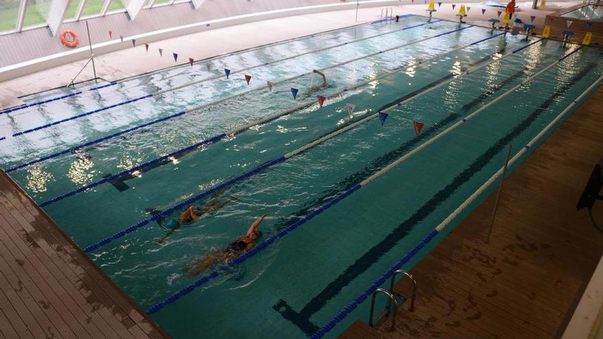 Varios usuarios disfrutando de las instalaciones de la piscina municipal, &quot;A Balea&quot;.  // Gonzalo Núñez