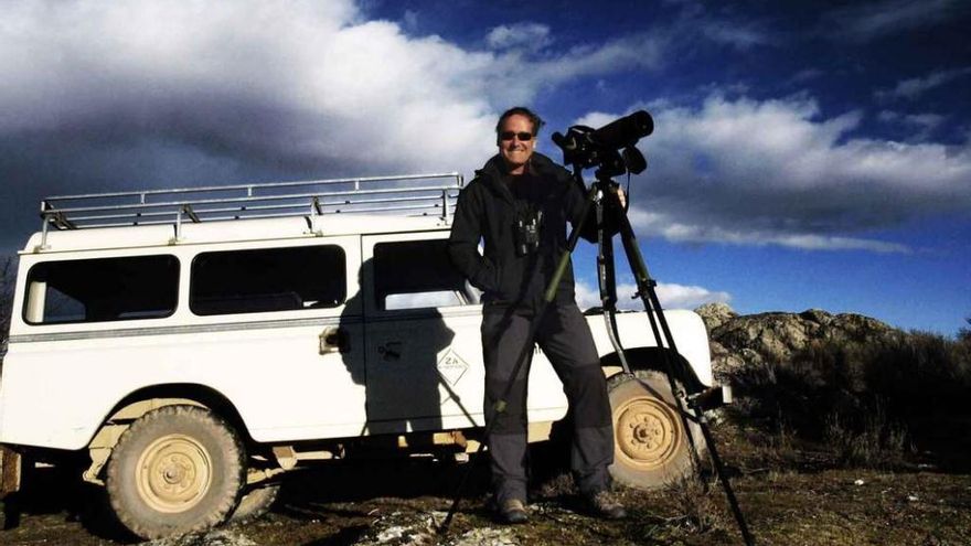 El técnico forestal Carlos Soria en un puesto de observación de la Sierra de La Culebra.